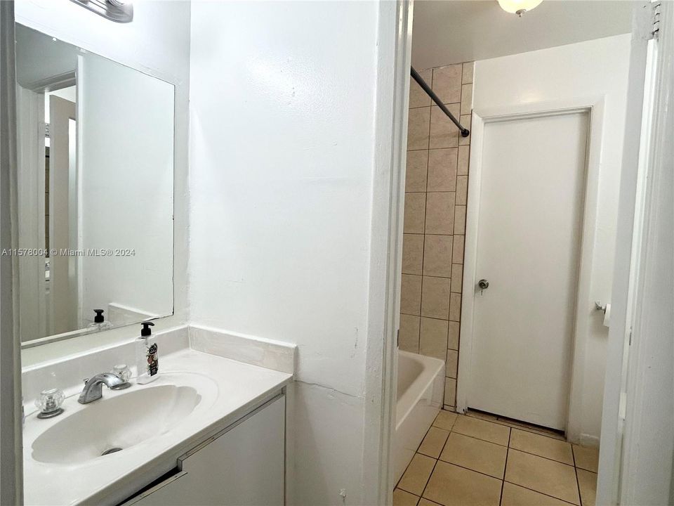 For Rent: $2,000 (2 beds, 2 baths, 960 Square Feet)