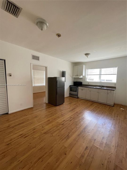 For Rent: $2,100 (2 beds, 1 baths, 810 Square Feet)