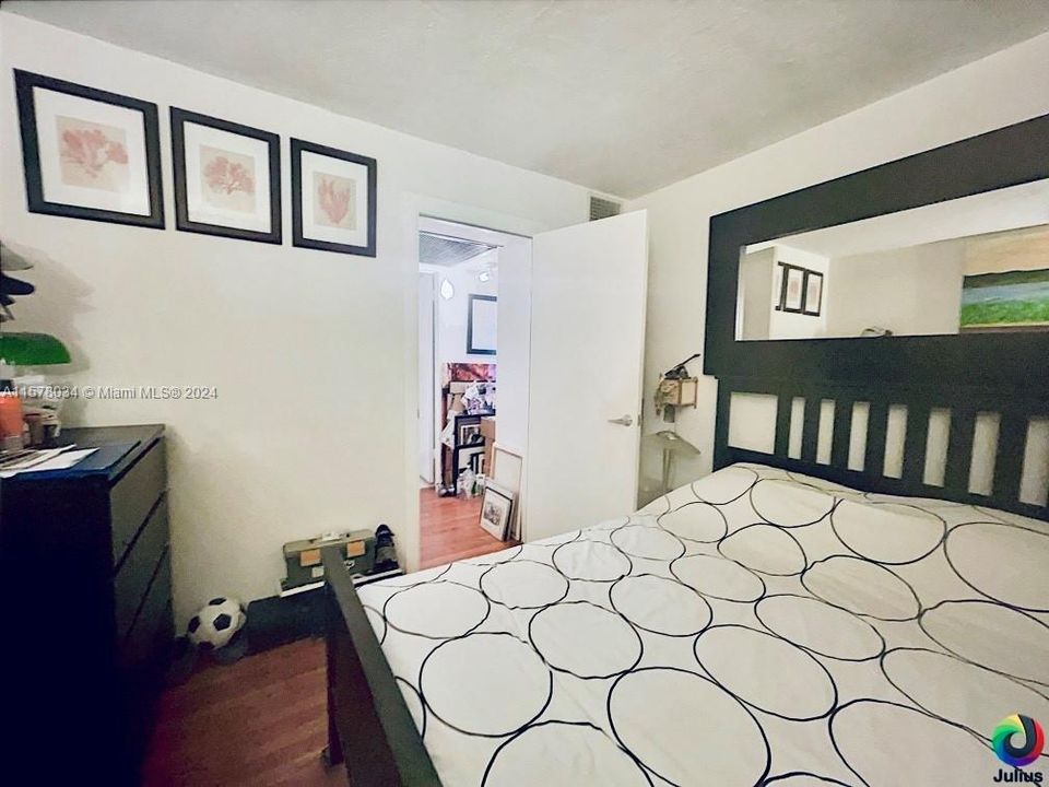 For Sale: $138,000 (1 beds, 1 baths, 660 Square Feet)