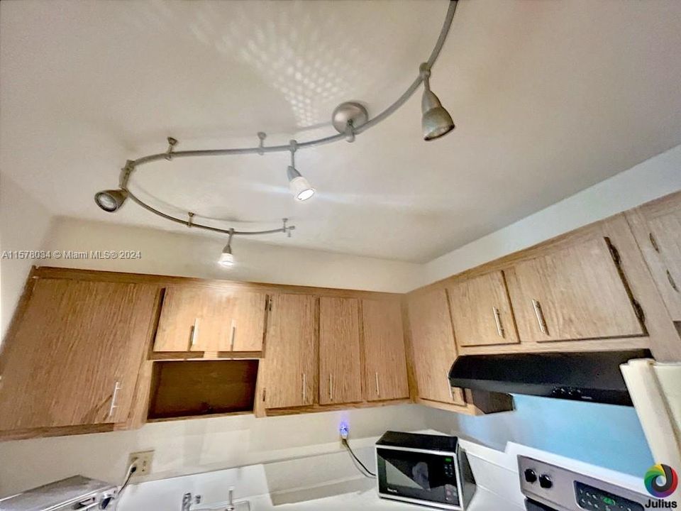 For Sale: $138,000 (1 beds, 1 baths, 660 Square Feet)