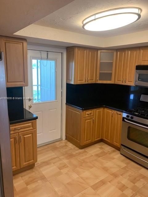 For Rent: $3,250 (3 beds, 2 baths, 1600 Square Feet)