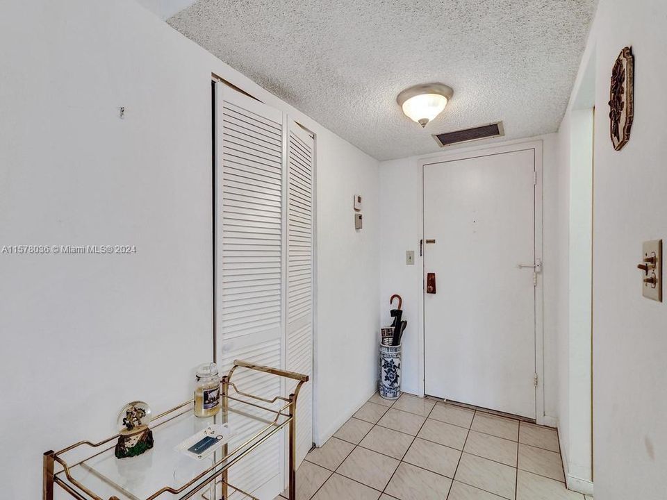For Sale: $405,000 (2 beds, 2 baths, 1270 Square Feet)