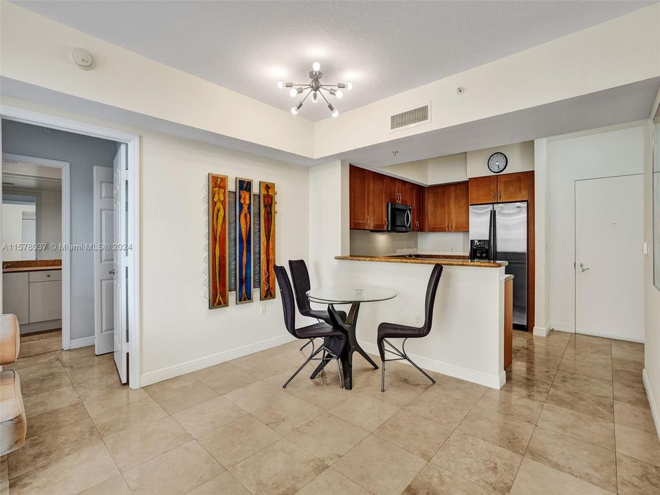 For Sale: $465,000 (2 beds, 2 baths, 1052 Square Feet)