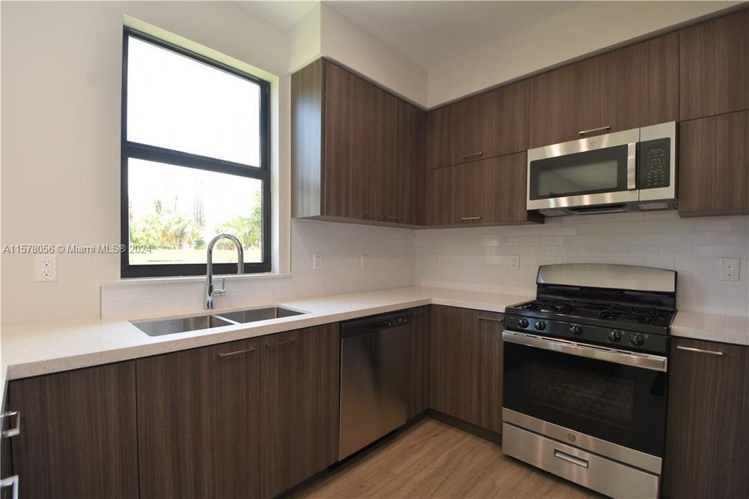 For Rent: $3,500 (3 beds, 2 baths, 1290 Square Feet)