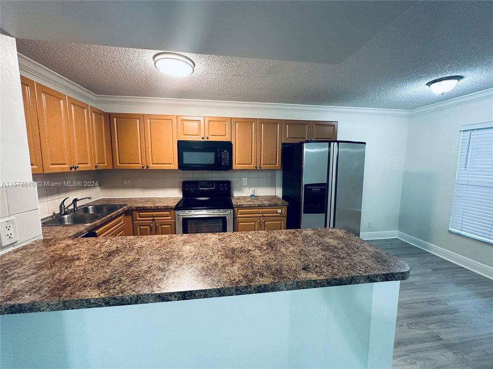 Active With Contract: $1,850 (2 beds, 2 baths, 910 Square Feet)