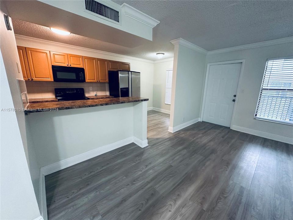 Active With Contract: $1,850 (2 beds, 2 baths, 910 Square Feet)