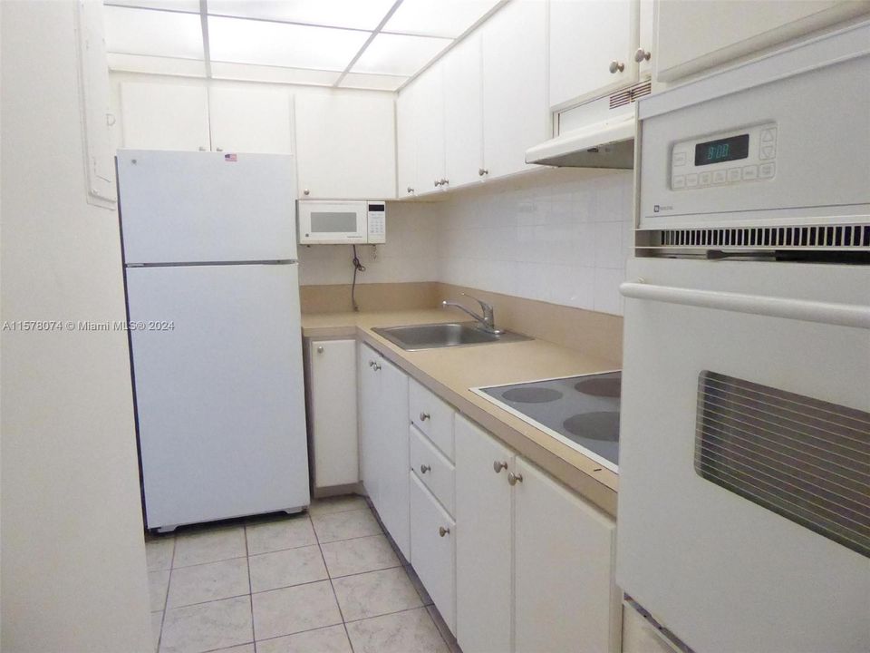 For Rent: $2,275 (0 beds, 1 baths, 543 Square Feet)