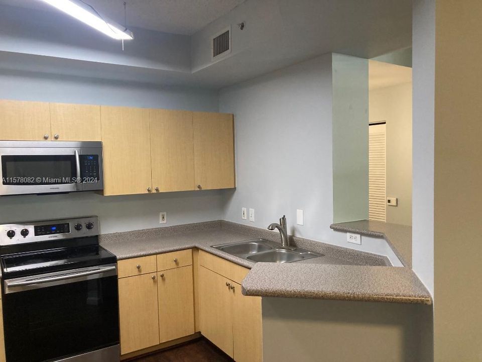 Active With Contract: $289,000 (2 beds, 2 baths, 1147 Square Feet)