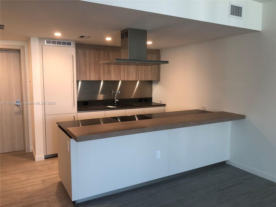Recently Rented: $4,350 (1 beds, 1 baths, 839 Square Feet)