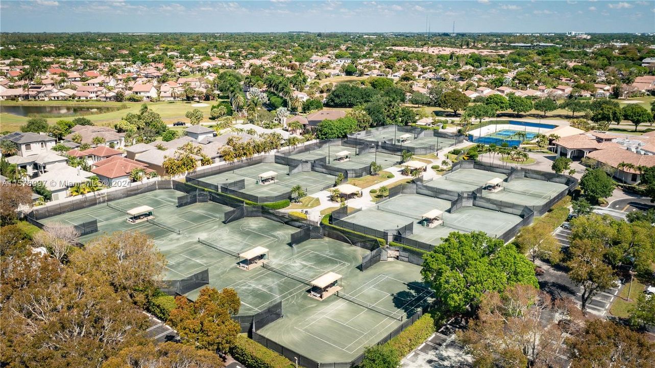 最近售出: $450,000 (2 贝兹, 2 浴室, 1373 平方英尺)