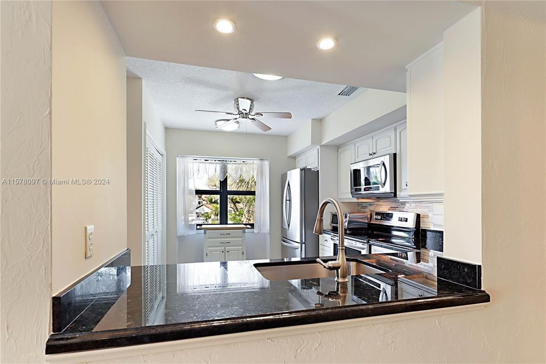 最近售出: $450,000 (2 贝兹, 2 浴室, 1373 平方英尺)