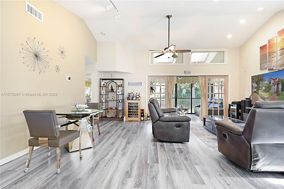 最近售出: $450,000 (2 贝兹, 2 浴室, 1373 平方英尺)