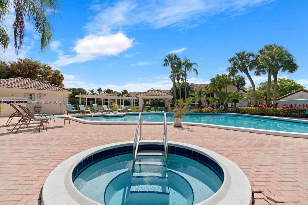 最近售出: $450,000 (2 贝兹, 2 浴室, 1373 平方英尺)