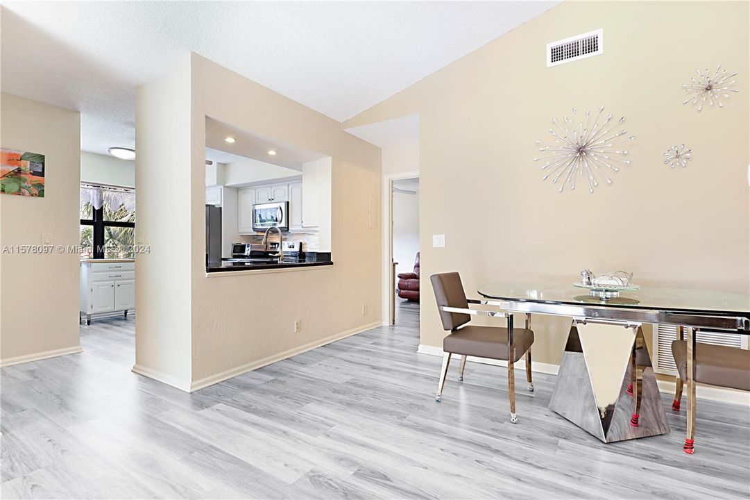 For Sale: $465,000 (2 beds, 2 baths, 1373 Square Feet)