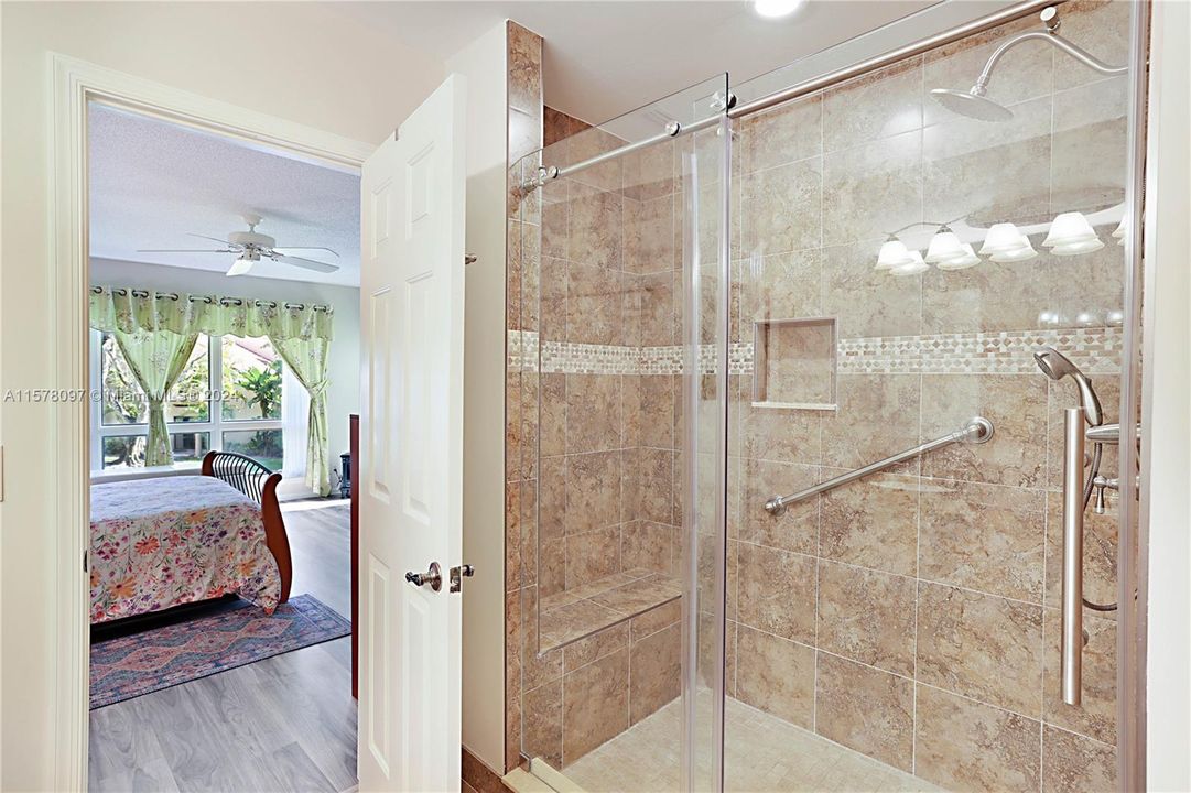 最近售出: $450,000 (2 贝兹, 2 浴室, 1373 平方英尺)