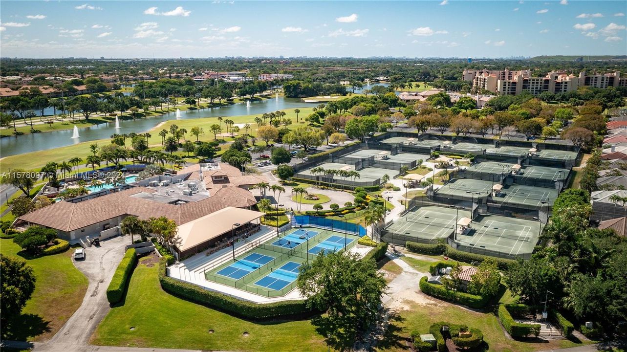 最近售出: $450,000 (2 贝兹, 2 浴室, 1373 平方英尺)