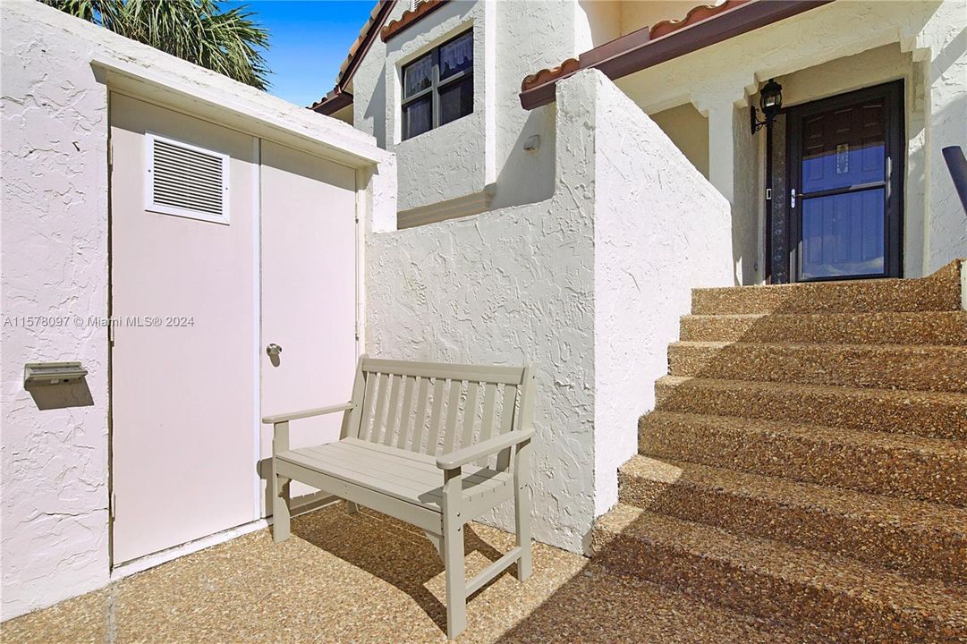 最近售出: $450,000 (2 贝兹, 2 浴室, 1373 平方英尺)