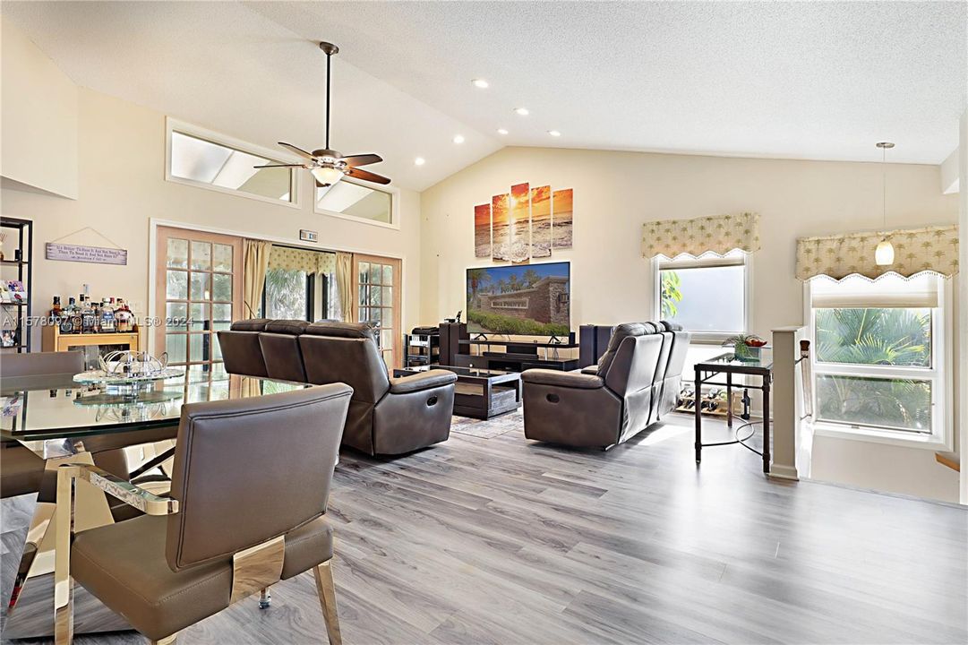 最近售出: $450,000 (2 贝兹, 2 浴室, 1373 平方英尺)