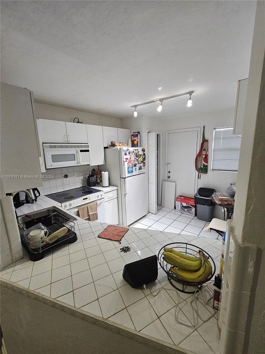 For Sale: $160,000 (1 beds, 1 baths, 947 Square Feet)