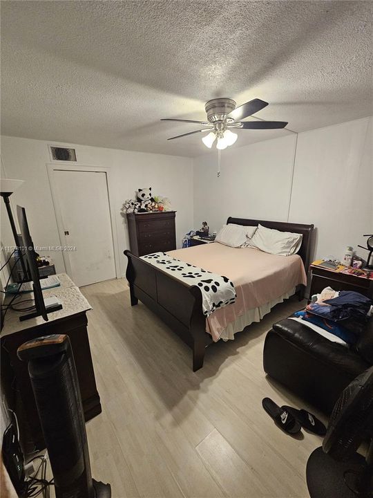 For Sale: $160,000 (1 beds, 1 baths, 947 Square Feet)