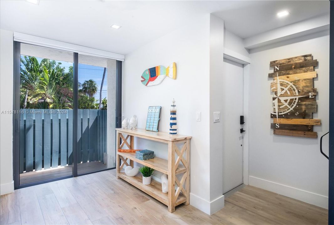 Недавно продано: $729,900 (2 спален, 2 ванн, 1345 Квадратных фут)