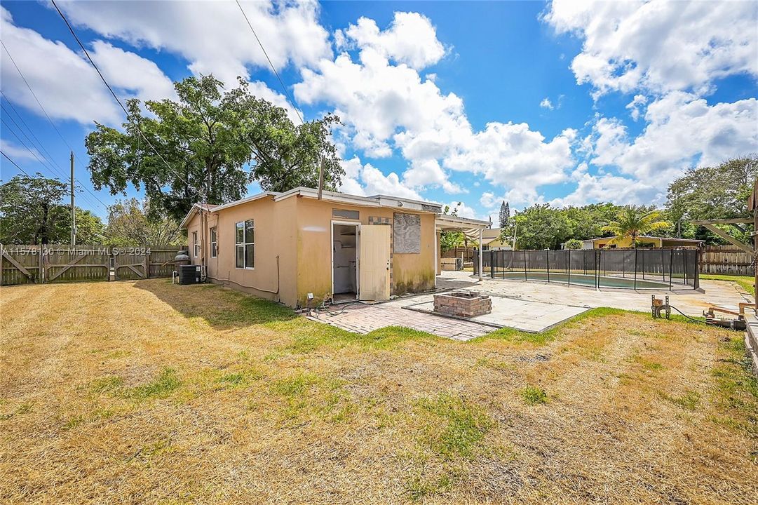 Active With Contract: $379,900 (3 beds, 2 baths, 1292 Square Feet)