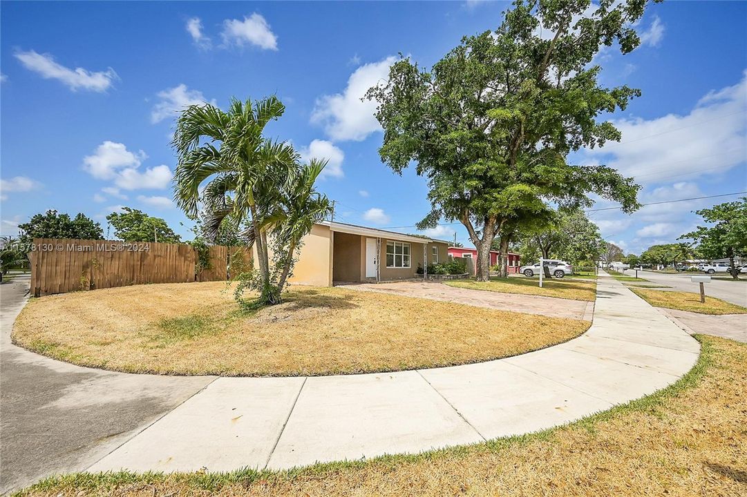 Active With Contract: $379,900 (3 beds, 2 baths, 1292 Square Feet)