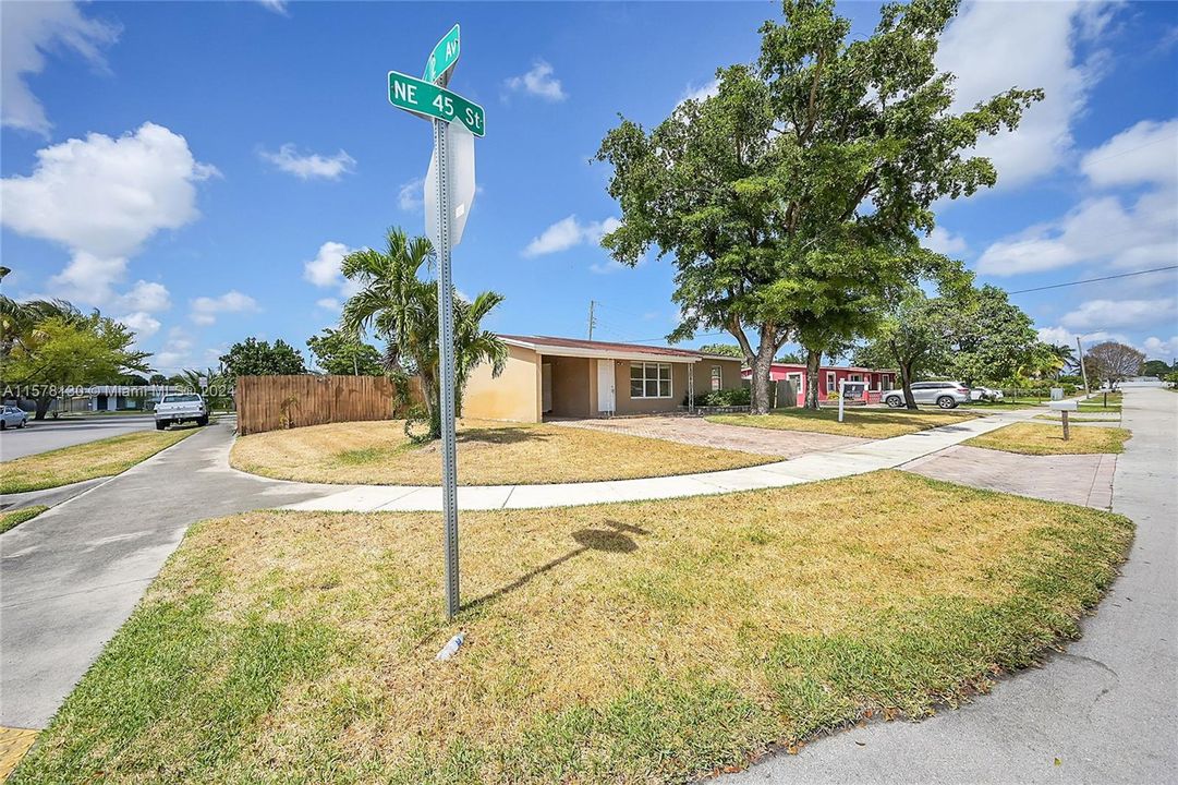 Active With Contract: $379,900 (3 beds, 2 baths, 1292 Square Feet)