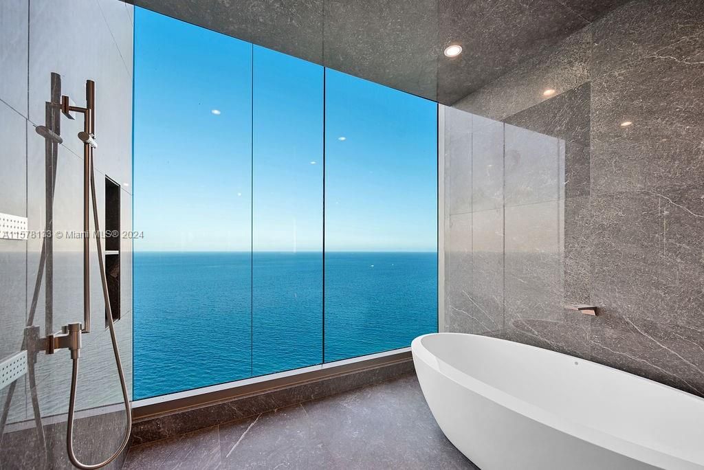 Недавно продано: $13,990,000 (4 спален, 6 ванн, 4751 Квадратных фут)