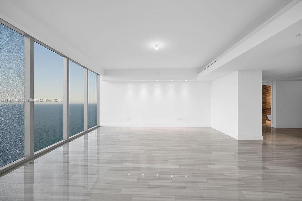 Недавно продано: $13,990,000 (4 спален, 6 ванн, 4751 Квадратных фут)