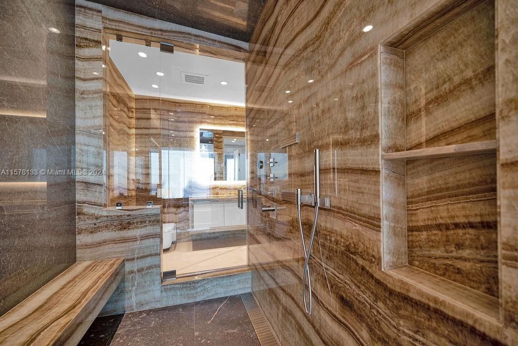 Недавно продано: $13,990,000 (4 спален, 6 ванн, 4751 Квадратных фут)