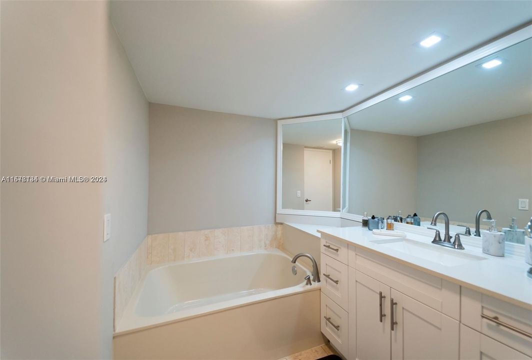 Active With Contract: $3,150 (1 beds, 1 baths, 997 Square Feet)