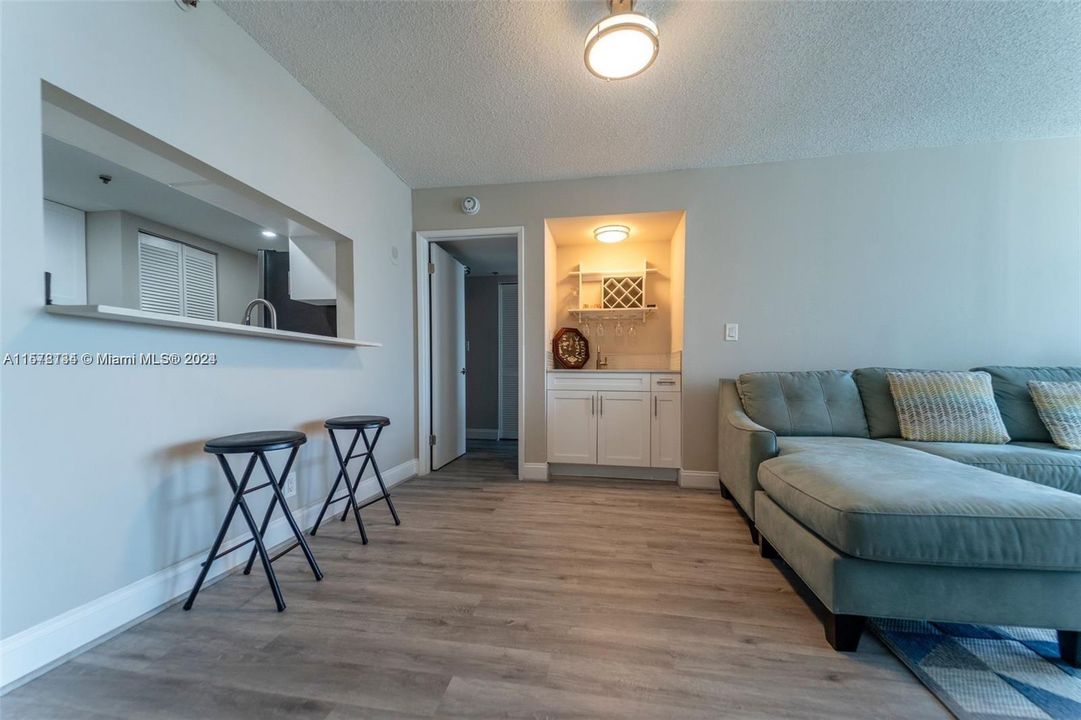 Active With Contract: $3,150 (1 beds, 1 baths, 997 Square Feet)