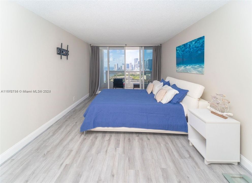 For Rent: $3,150 (1 beds, 1 baths, 997 Square Feet)