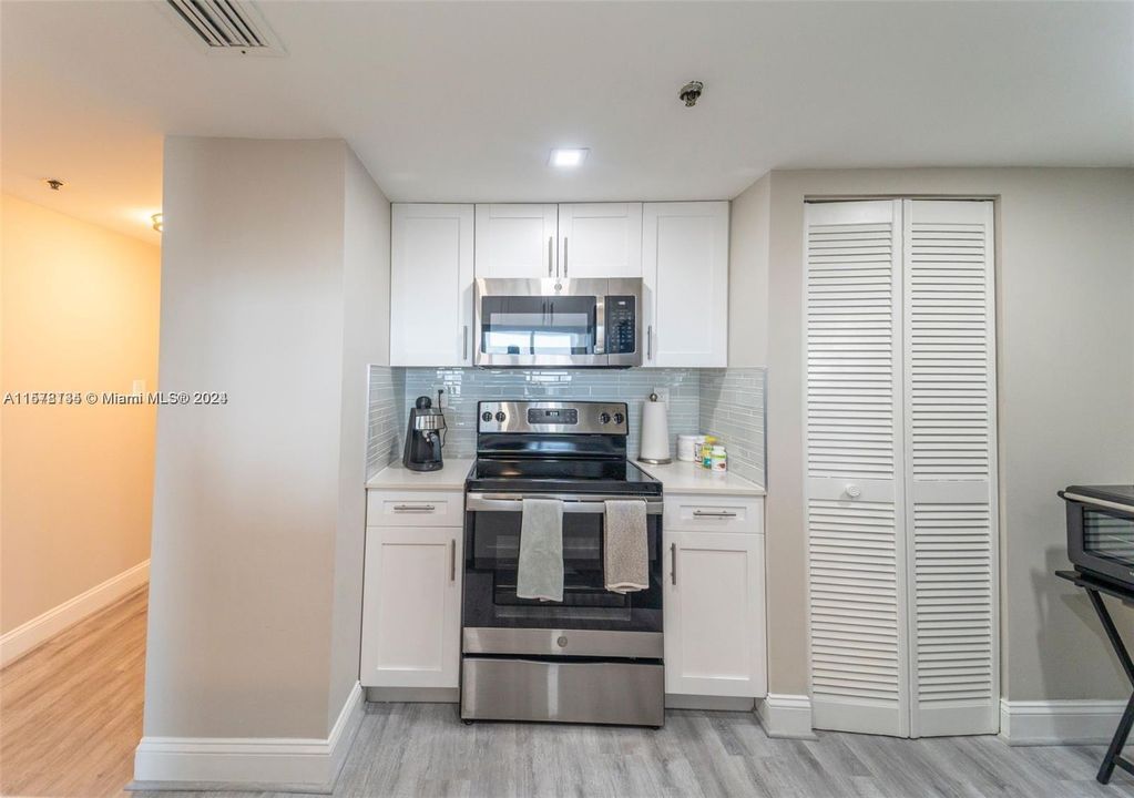 For Rent: $3,150 (1 beds, 1 baths, 997 Square Feet)