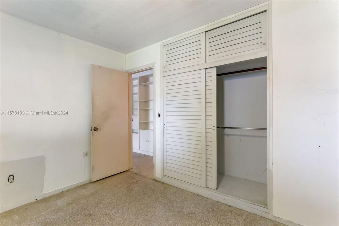 Active With Contract: $325,000 (2 beds, 1 baths, 1184 Square Feet)