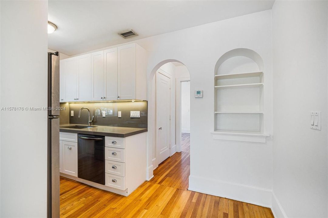 Active With Contract: $2,300 (1 beds, 1 baths, 5913 Square Feet)