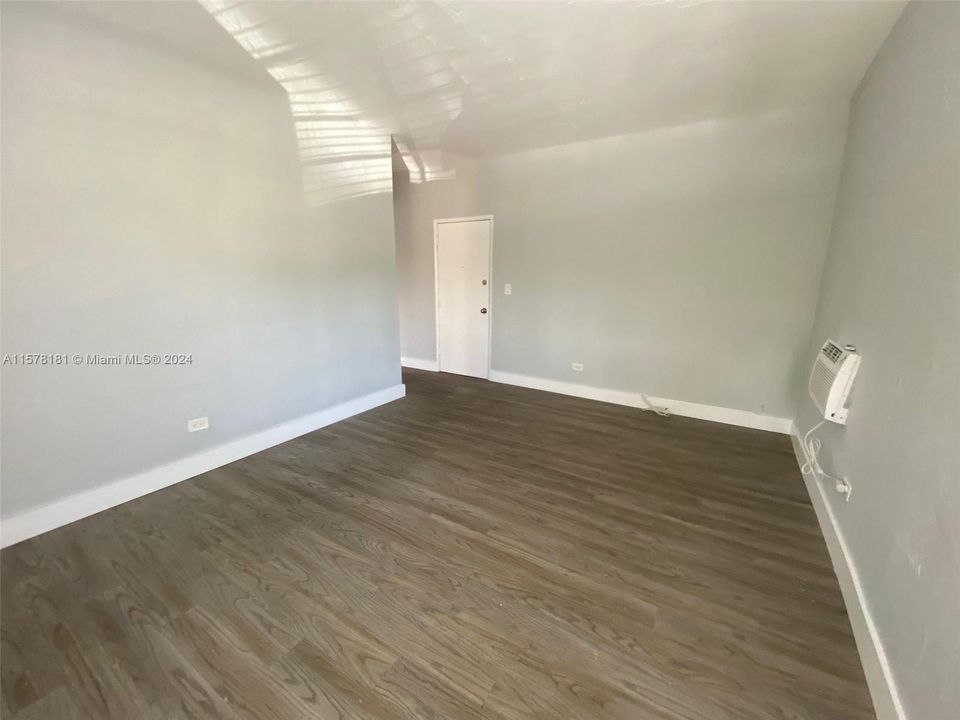 For Rent: $1,950 (1 beds, 1 baths, 570 Square Feet)