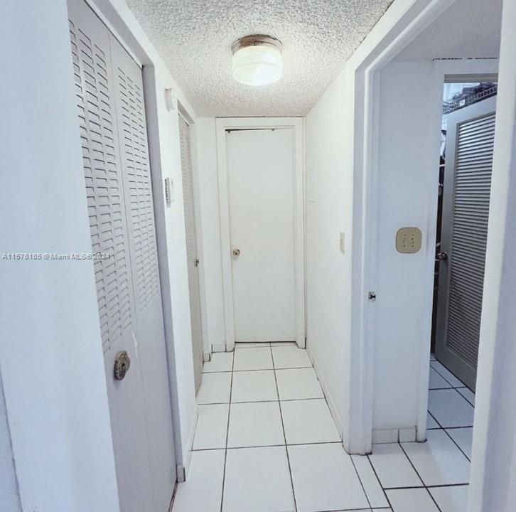 For Sale: $207,000 (1 beds, 1 baths, 729 Square Feet)