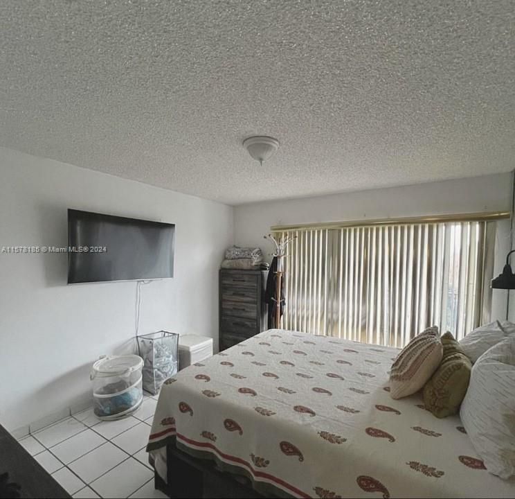 For Sale: $207,000 (1 beds, 1 baths, 729 Square Feet)