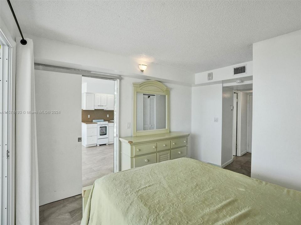 For Rent: $4,100 (1 beds, 2 baths, 910 Square Feet)