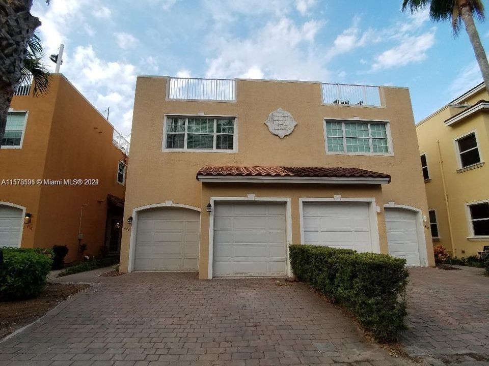 For Rent: $4,300 (3 beds, 3 baths, 2775 Square Feet)