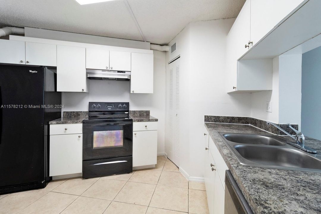 For Rent: $2,595 (3 beds, 2 baths, 1054 Square Feet)