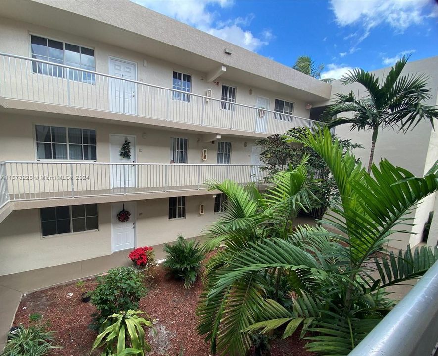 For Sale: $279,000 (2 beds, 2 baths, 1004 Square Feet)