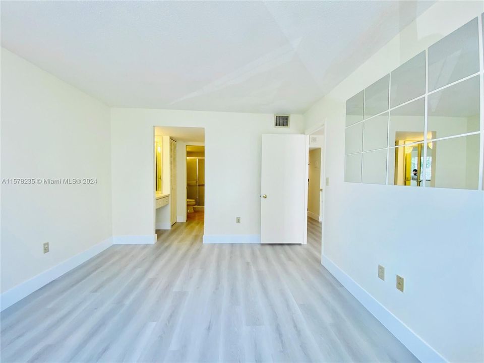 For Sale: $425,000 (1 beds, 1 baths, 655 Square Feet)