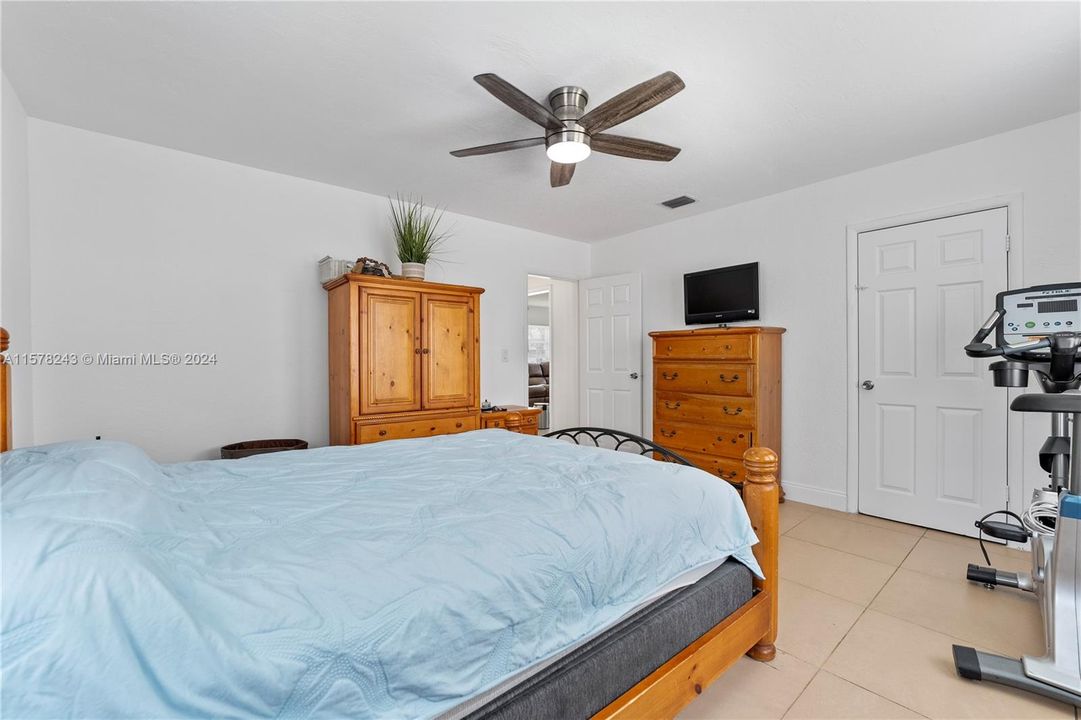 For Sale: $445,000 (2 beds, 1 baths, 1120 Square Feet)