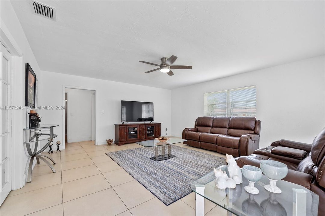 Active With Contract: $445,000 (2 beds, 1 baths, 1120 Square Feet)