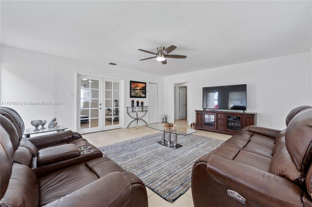 For Sale: $445,000 (2 beds, 1 baths, 1120 Square Feet)
