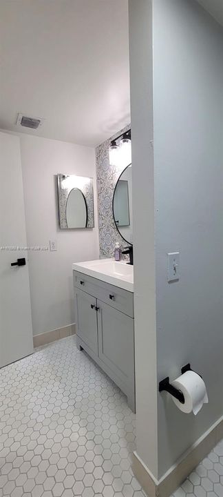 Active With Contract: $254,000 (2 beds, 1 baths, 760 Square Feet)