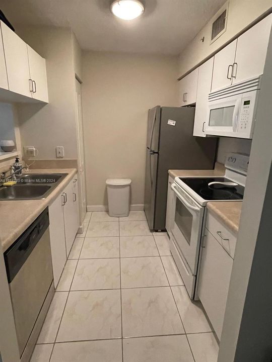 For Sale: $234,000 (1 beds, 1 baths, 665 Square Feet)